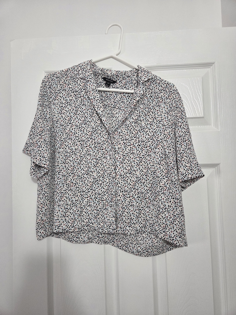 RW&CO. White Short-Sleeve Spot Print Blouse